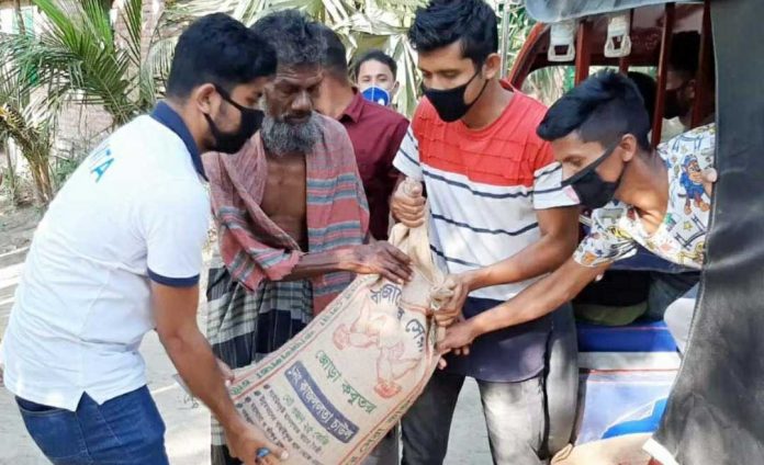 নড়াইলের কালিয়ায় কর্মহীনদের মাঝে খাদ্যসামগ্রী বিতরণ