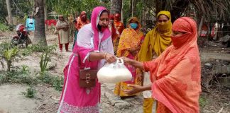 নড়াইলে করোনা পরিস্থিতি মোকাবিলায় খাদ্যসামগ্রী বিতরণ