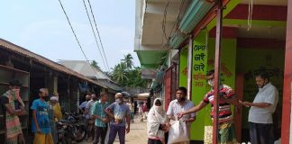 নড়াইলের কালিয়ায় খাদ্য সহায়তা দিলেন কাঁচা বাজার সমিতি