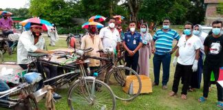 নড়াইলে ১শ' ইজি ভ্যান চালকদের মাঝে ছাতা, মাস্ক ও স্যানিটাইজার বিতরণ