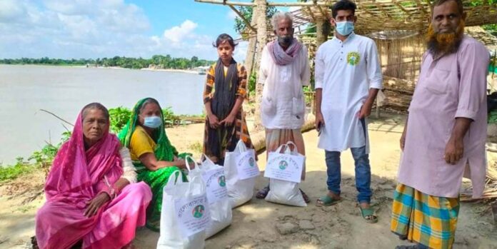 ঈদ ও করোনাকালে নদী ভাঙ্গন কবলিত এলাকায় ঈদ উপহার দিলেন এ্যাডঃ ফারহানা