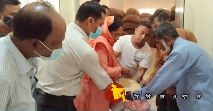 প্রধানমন্ত্রীর ঈদ উপহার হিসাবে নড়াইল পৌরসভার ৪৬২১ পরিবারের মধ্যে চাল বিতরণ