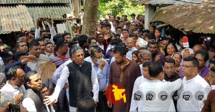 নড়াইলে ক্ষতিগ্রস্থ বাড়িঘর ও মন্দির পরিদর্শন করলেন আ’লীগ নেতা নাছিম ও মোজাম্মেল হক