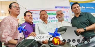 নড়াইলের আলোচিত কলেজ অধ্যক্ষ স্বপন বিশ্বাসকে উপহার দিলেন প্রখ্যাত নাট্যকার রামেন্দু মজুমদার