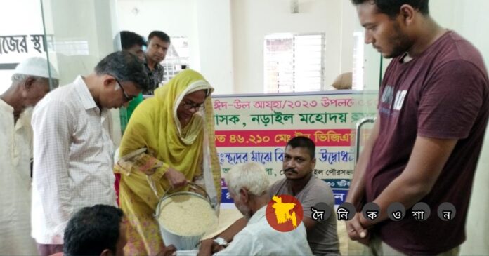 আসন্ন পবিত্র ঈদ উপলক্ষে নড়াইলে বিনামূল্যে চাউল বিতরণ